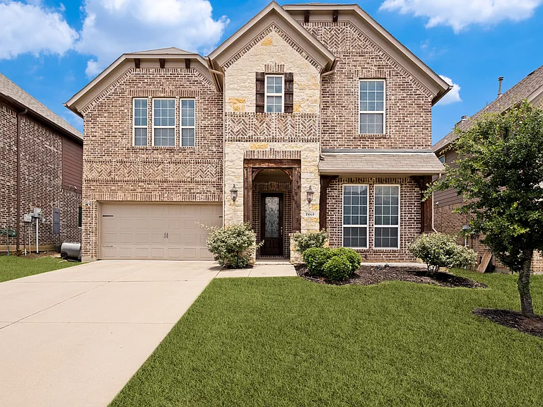 2449 Kingsgate Dr — Photo 1