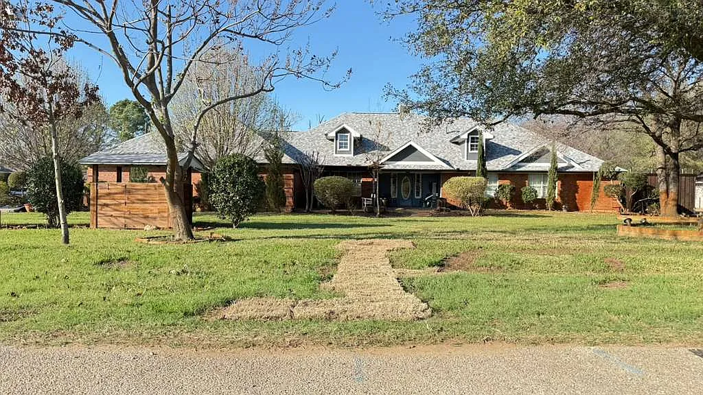 4 bed, 2.5 bath, 2850 sqft, $4,950 — Photo 2