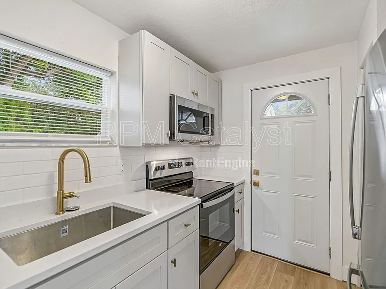 6905 1/2 N Duncan Ave #A — Photo 11