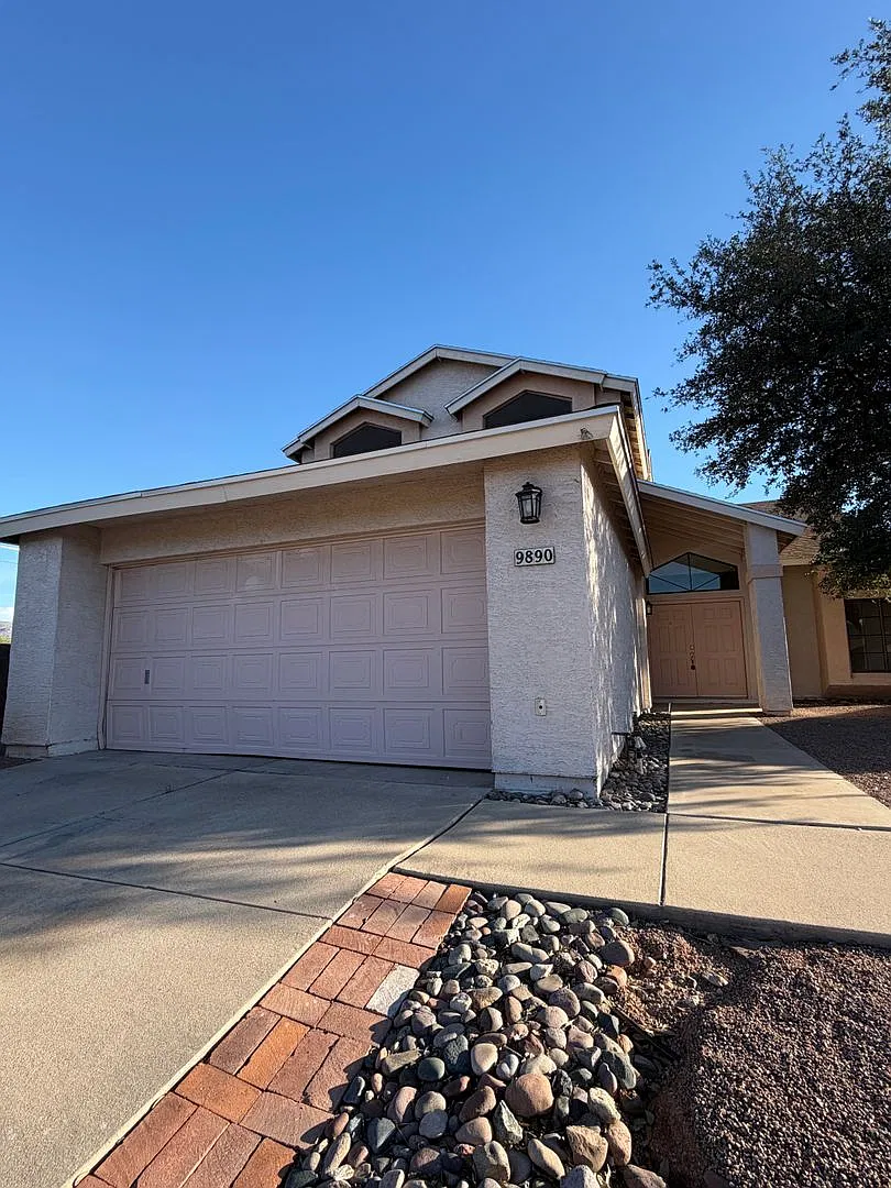 Beautiful 4-Bedroom Home With Mountain Views! — Photo 1