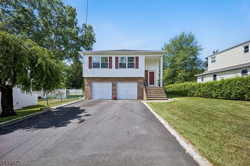 1st image of 11 Pine Blvd