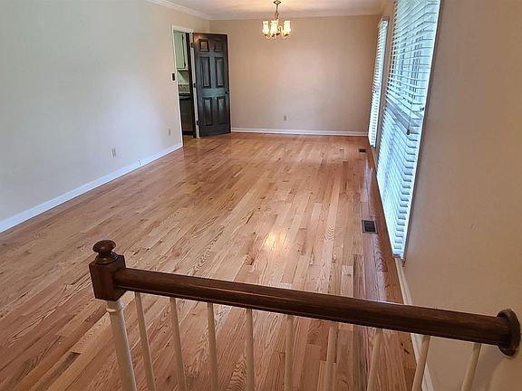 3rd image of 809 Ashwood Dr