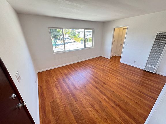 4th image of 2962-2964 Hyperion Ave #2