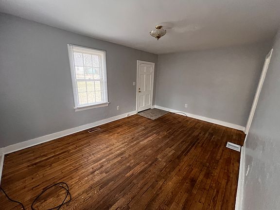 3rd image of 606 Kingwood Dr