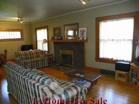 Living Room-Beautiful oak trim and floors