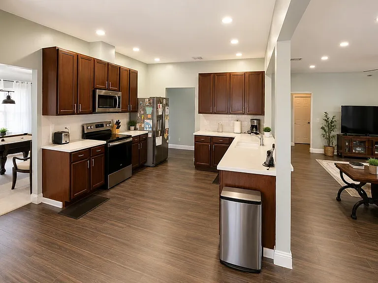 2077 SW Panther Trce — Photo 2