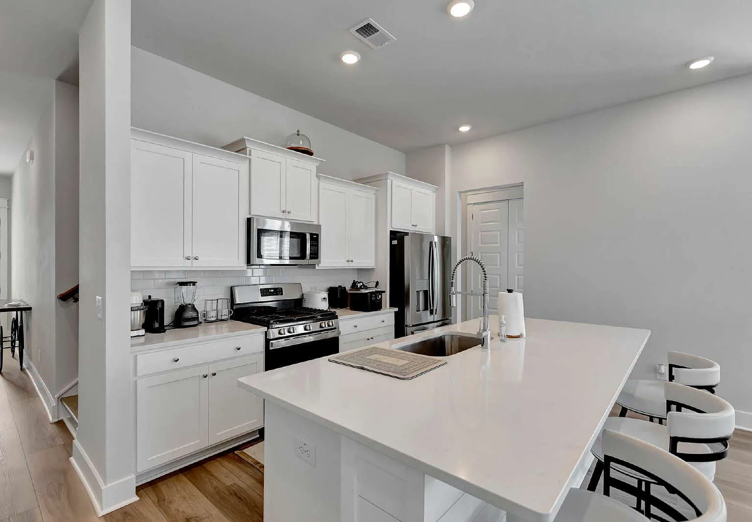 3 bed, 3.0 bath, 2038 sqft, $3,700 — Photo 3