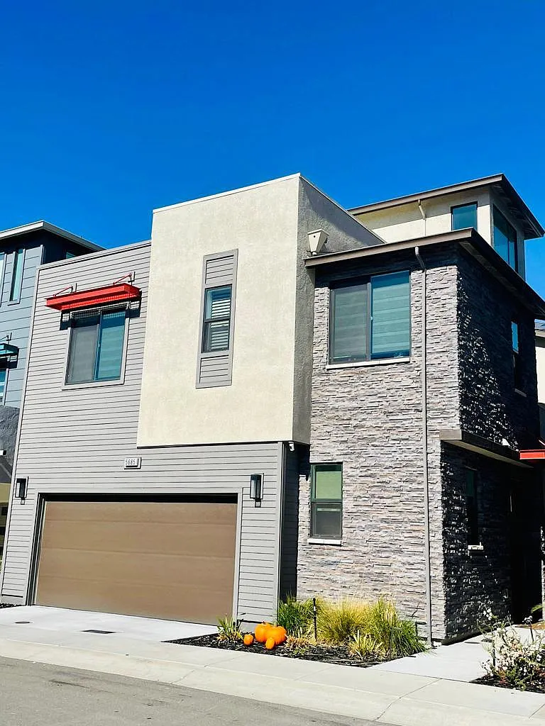 Building Photo - 5685 Mulholland Ave