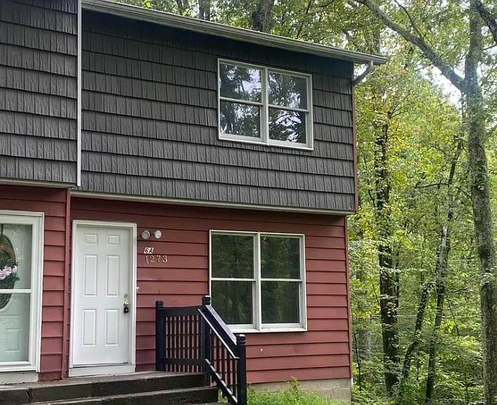 1273 Chateau Dr — Photo 2