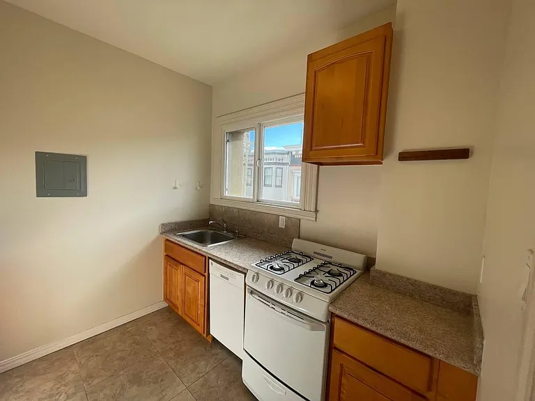 1390 Clay St #8 — Photo 11