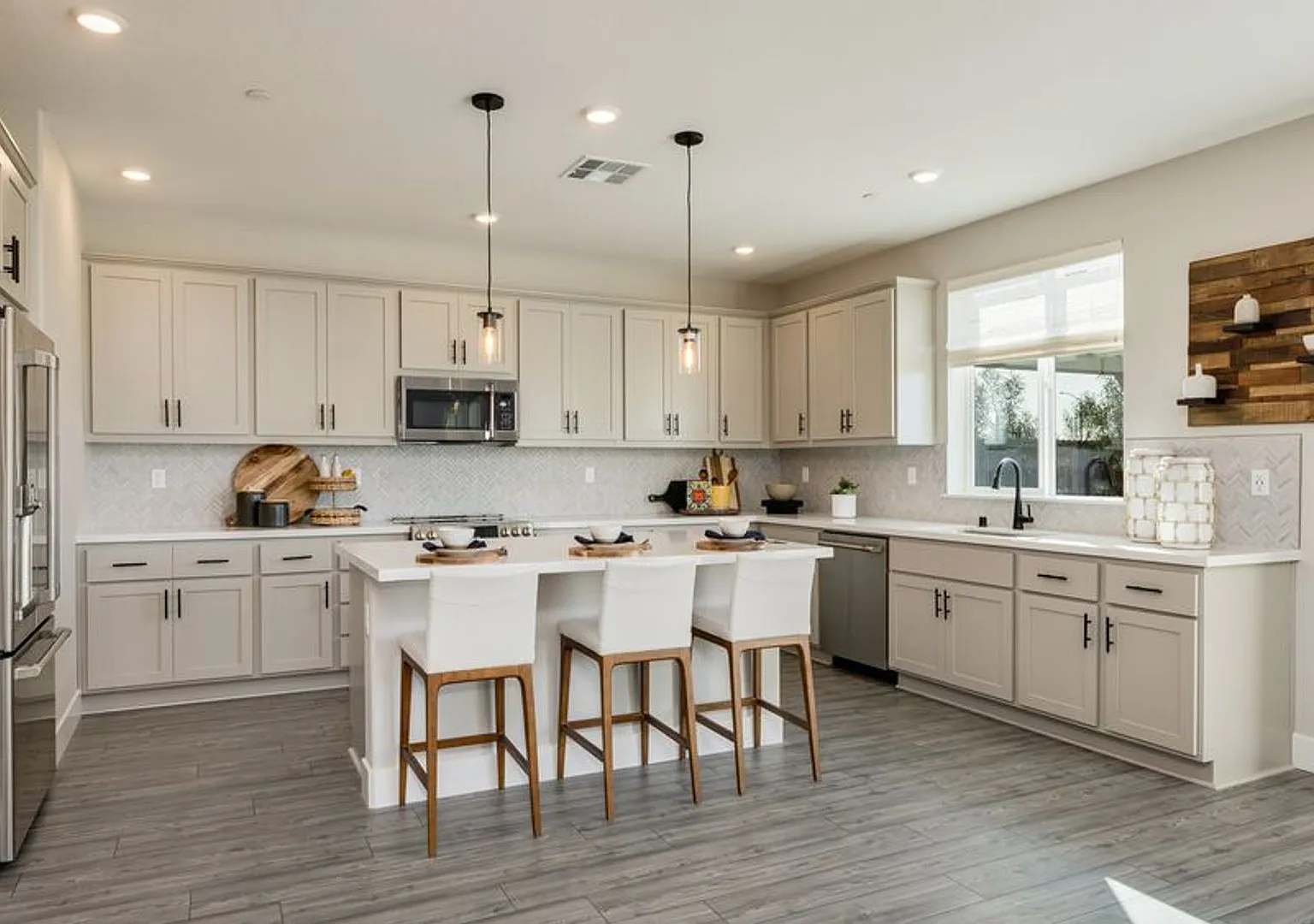 beautifully maintained 5-bedroom, 3-bath, 2,725 sq ft in Manteca — Photo 2
