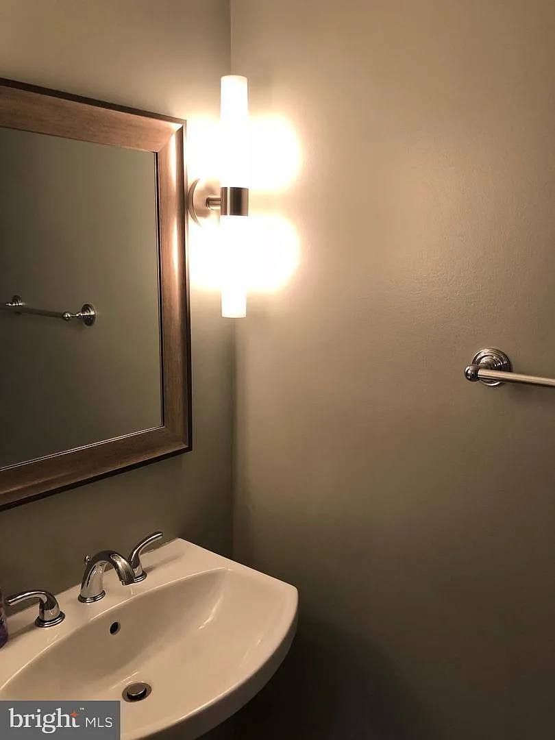 2 bed, 1.5 bath, 1226 sqft, $5,100 — Photo 2
