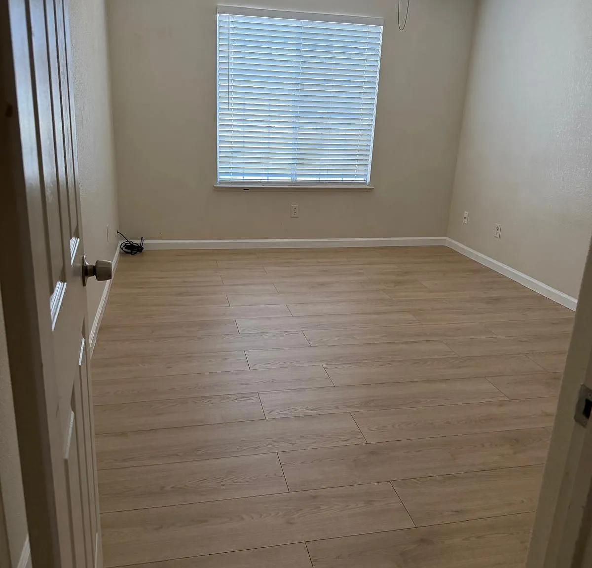 5 bed, 2.5 bath, 1990 sqft, $2,500 — Photo 3