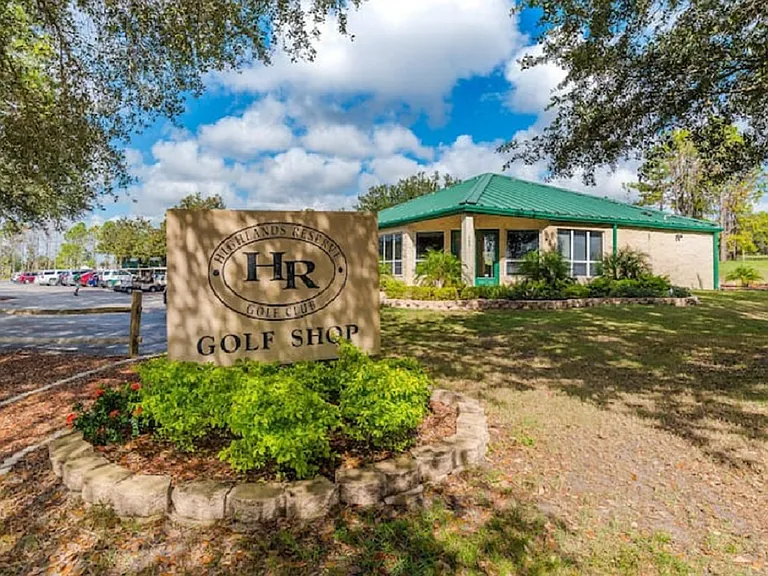 Highlands Reserve Golf Clubhouse On-Site: Experience golfing excellence right at your doorstep.