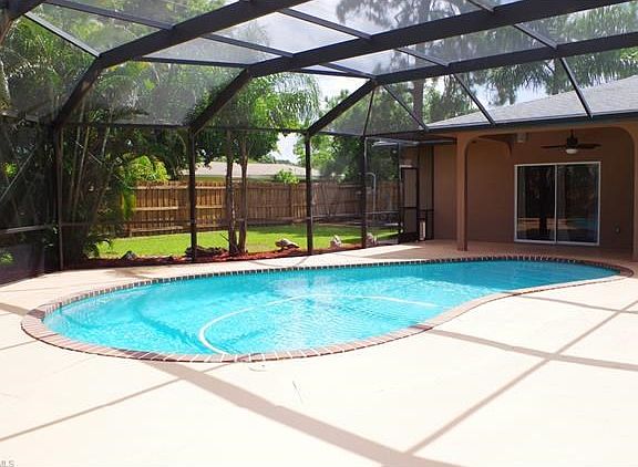 Huge screened Lanai for entertaining!