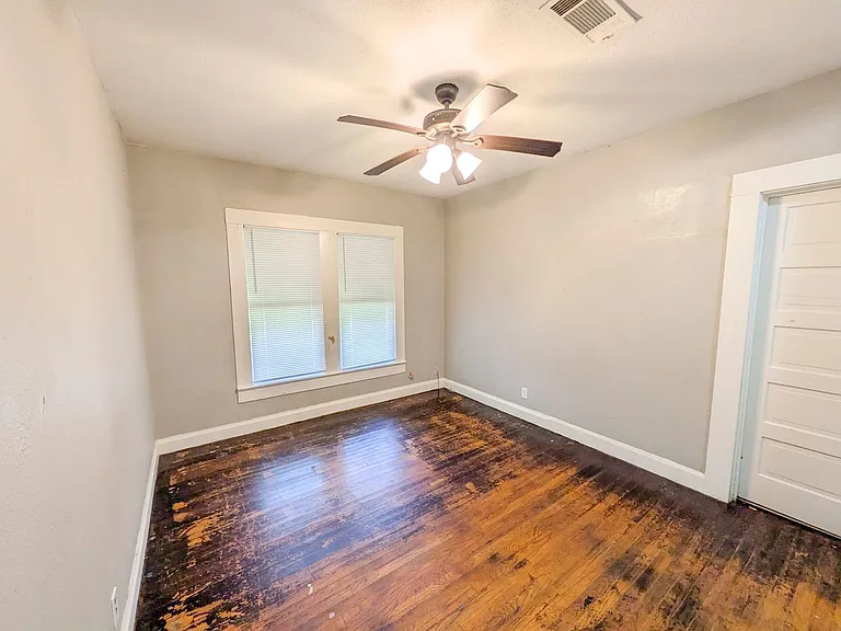 1102 Dallas St — Photo 14