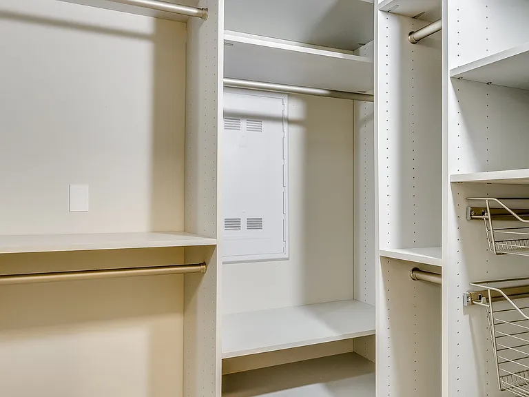 1BedConv - Walk in Closet
