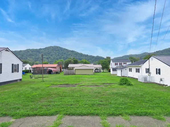 209 North 2nd Ave, Paden City, WV 26159