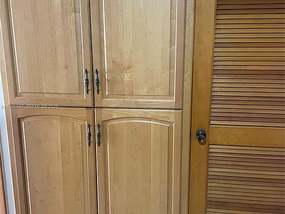 5th image of 4635 SW 95th Ave