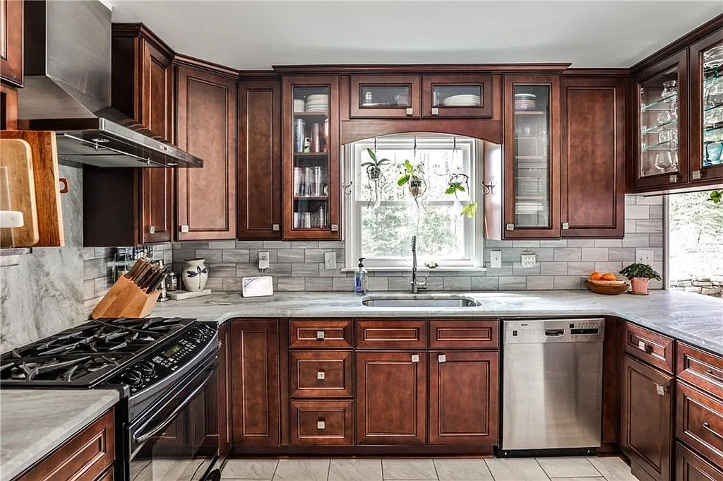 5 bed, 3.5 bath, 3100 sqft, $4,295 — Photo 2