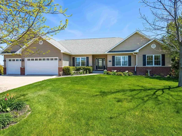 5246 Hopewell Ct, Bettendorf, IA 52722