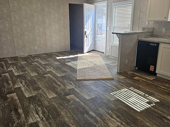 3rd image of 615 Champion Rd W