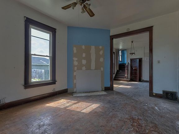 3rd image of 612 E Blackford Ave