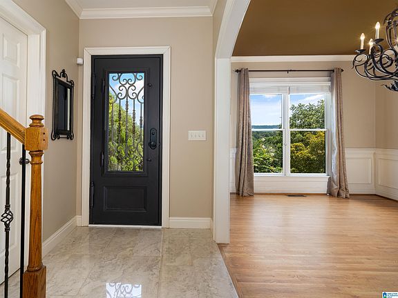 4th image of 1033 Sandhurst Cir