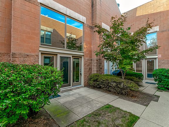 2nd image of 1100 W Cornelia Ave APT 108