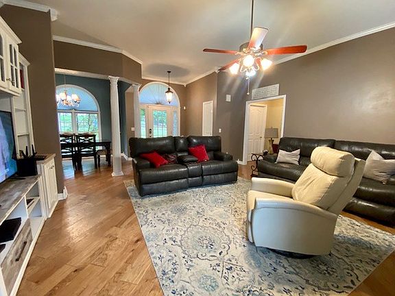 4th image of 823 University Cir