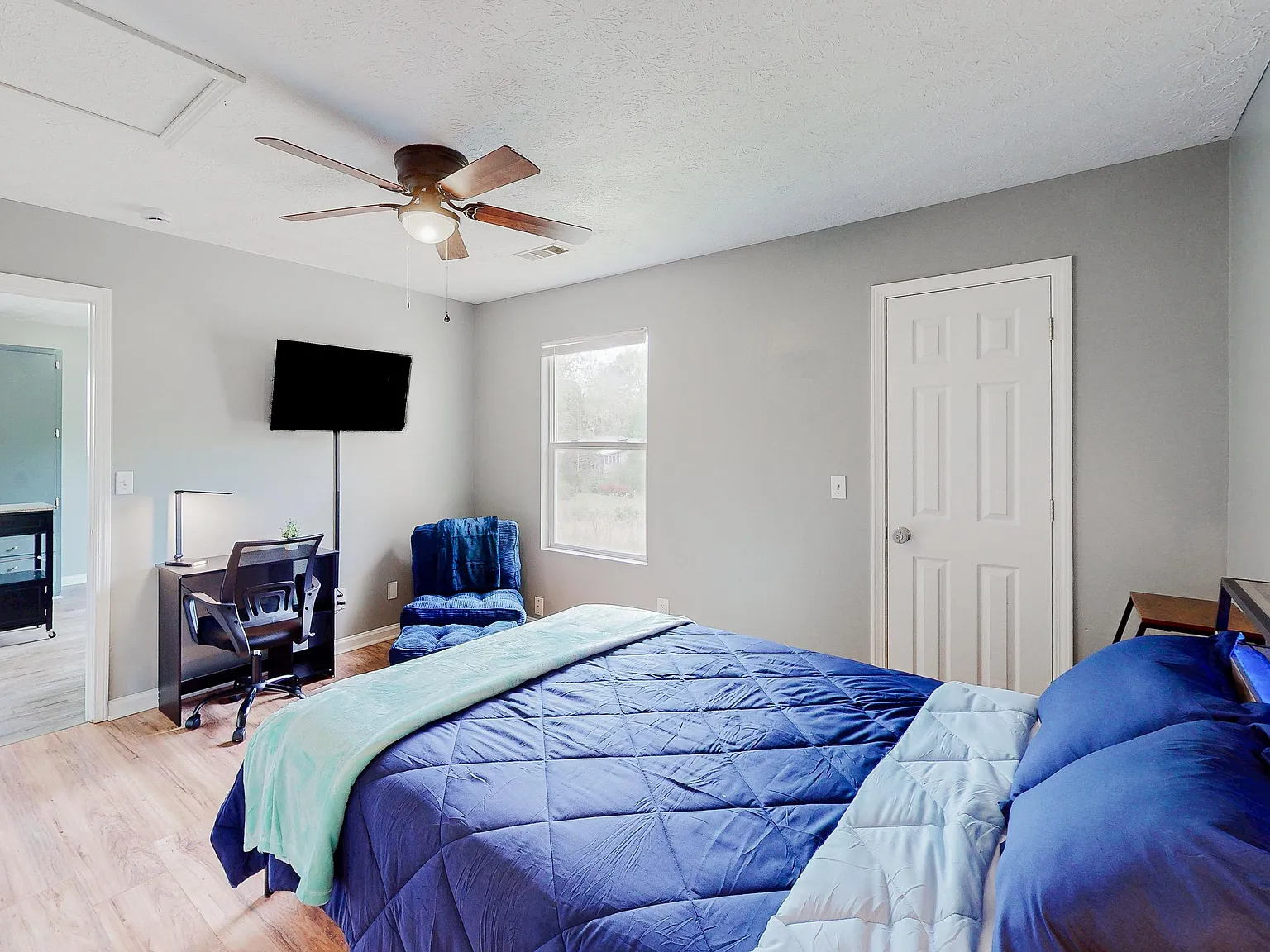 3 bed, 2.0 bath, 1045 sqft, $1,018 — Photo 1