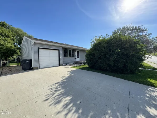 307 12th St NW, Mandan, ND 58554