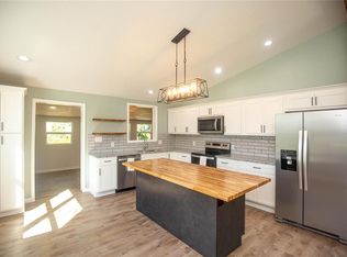 22 Blue Ln, Bourbon, MO 65441