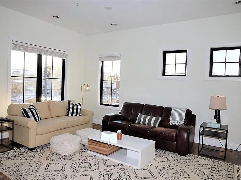 146 S Broadway #1 — Photo 3