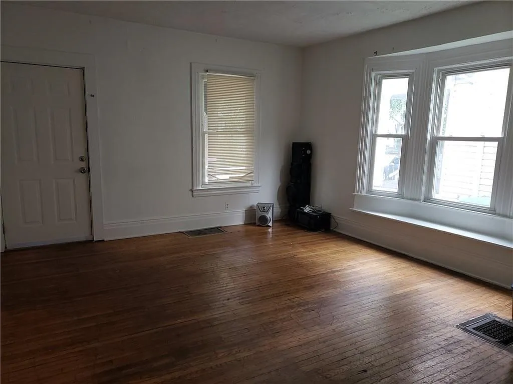 6 bed, 2.0 bath, 2000 sqft, $2,400 — Photo 4