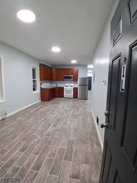 2 bed, 1.0 bath, $2,100 — Photo 3