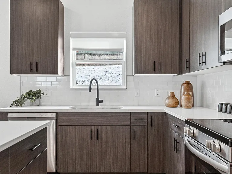 Avalon Apartments & Townhomes — Photo 6