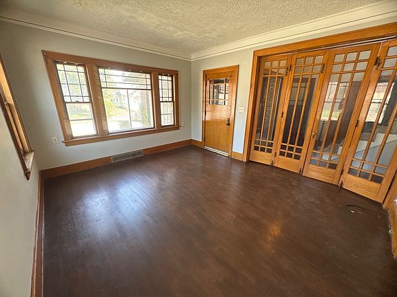 5th image of 2887 Mary St