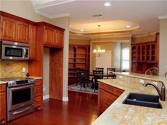 2nd image of 9122 Balcones Club Dr Unit 1