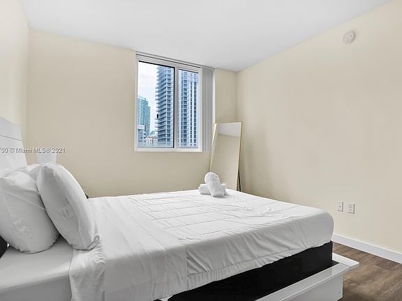 4th image of 601 NE 23rd St APT 703