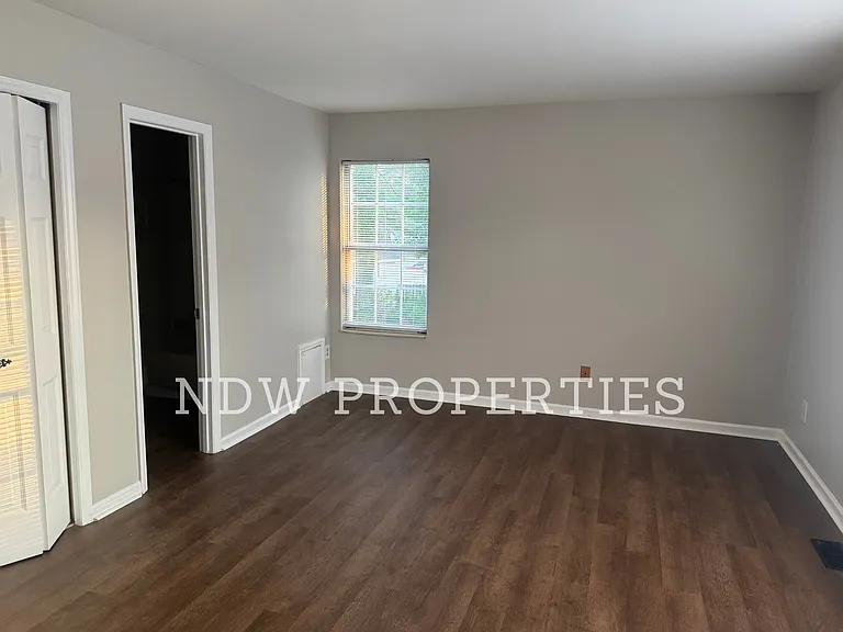 136 Butternut Ct — Photo 4