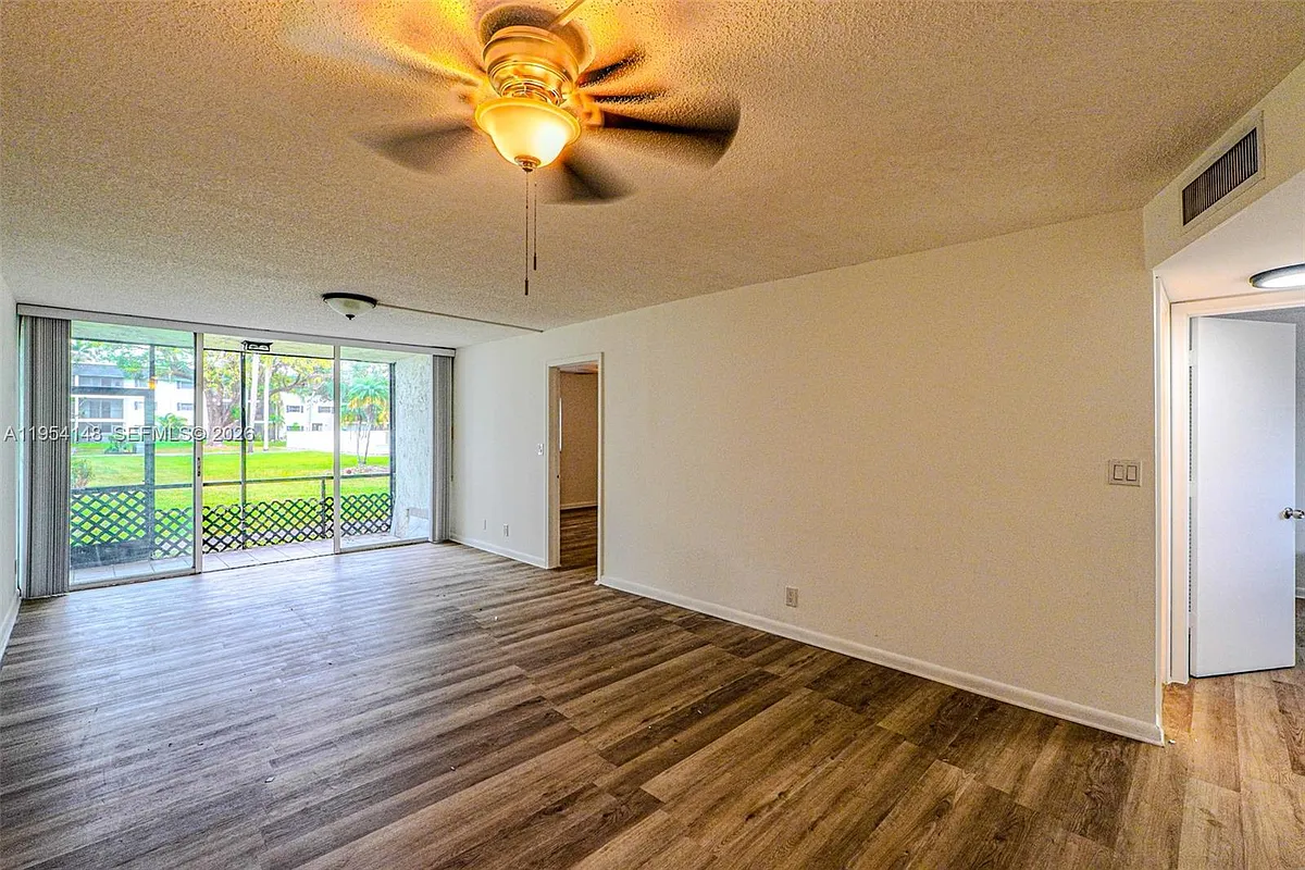 Building Photo - 5100 SW 64th Ave #106