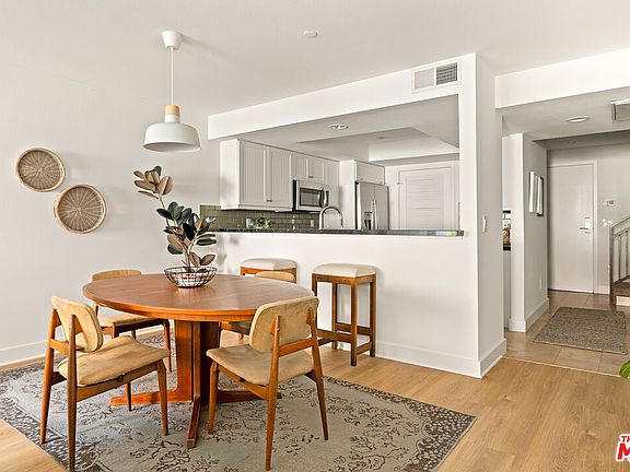 4th image of 1951 N Beachwood Dr APT 303