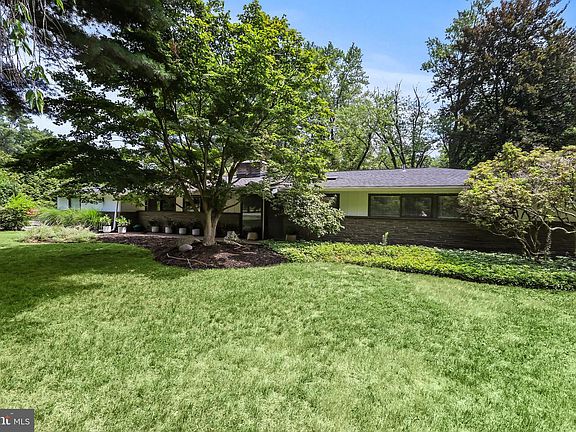 2nd image of 1004 Mercer Rd