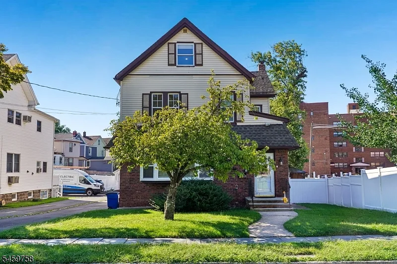 3 bed, 1.0 bath, $2,650 — Photo 1