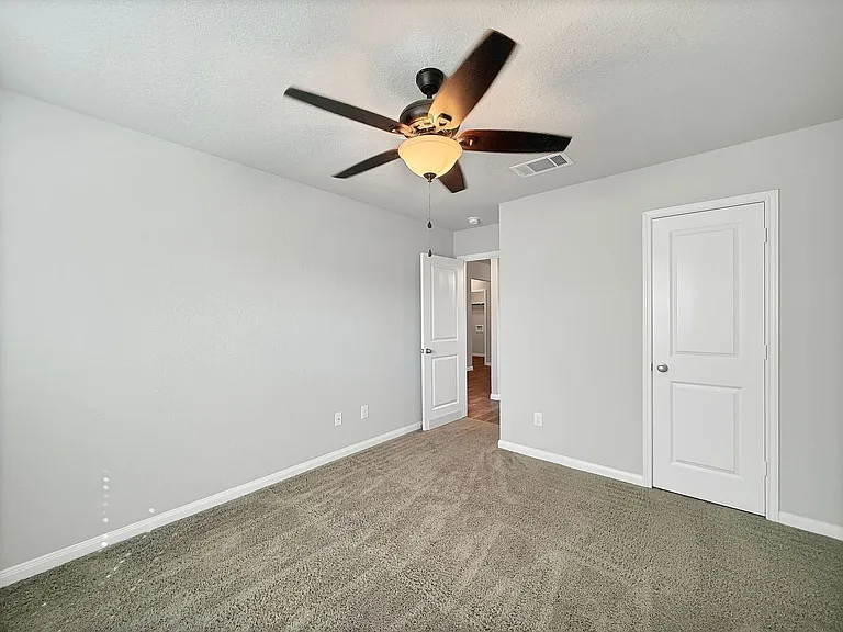 401 Utica Way — Photo 22