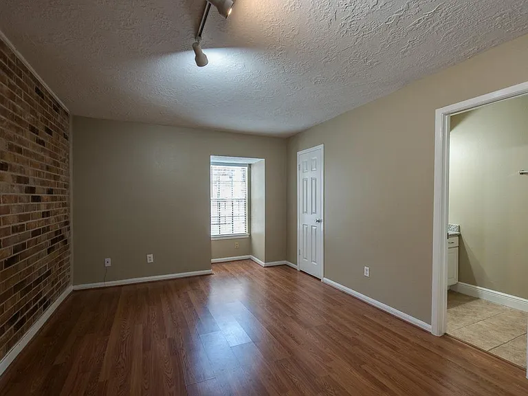 12 Hyde Park Blvd #6 — Photo 11