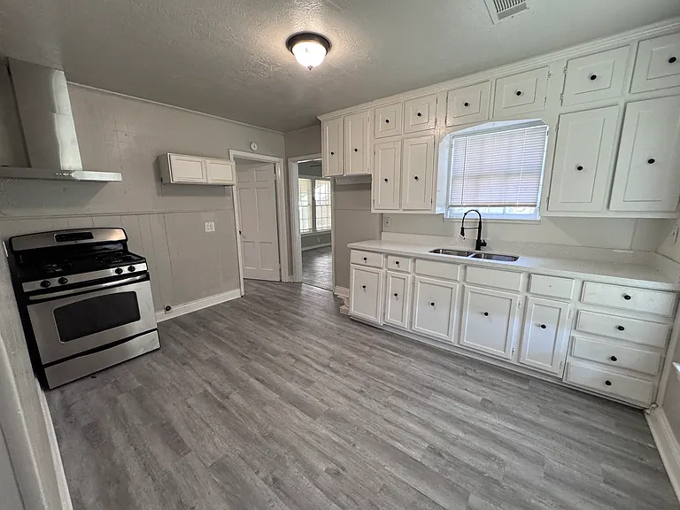 1220 Trinidad St — Photo 6