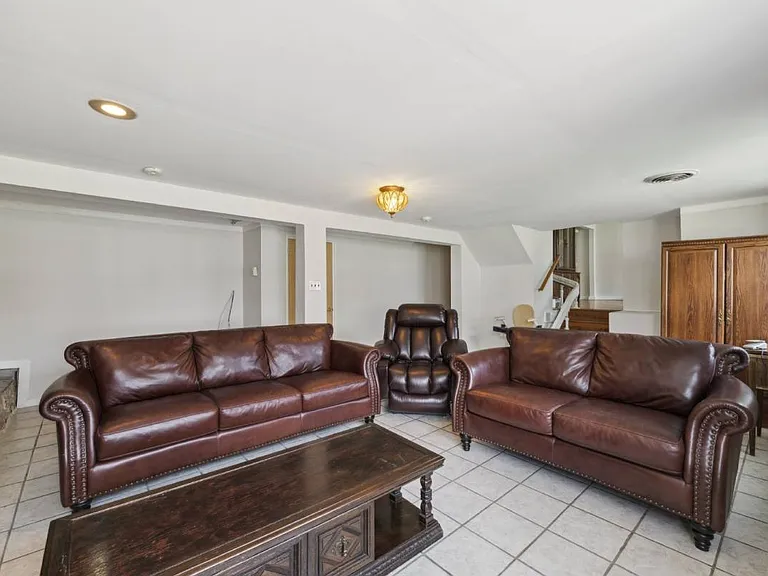 49 Story Rd — Photo 2