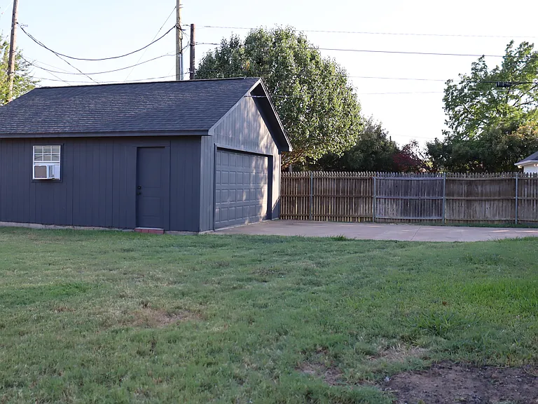 547 SW Rand Dr — Photo 18